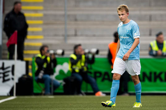 Malmö FFs Truls Verngren lämnar planen