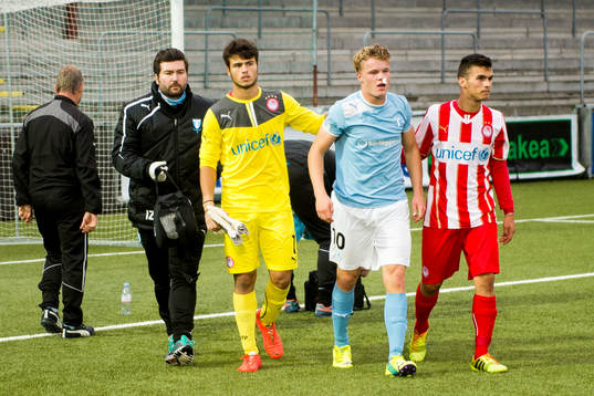 Olympiakos målvakt Michail Iliadis och Ardit Toli tröstar
