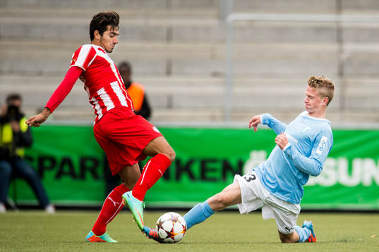Malmö FFs Aron Mar Brynjarsson och Olympiakos Nikolaos