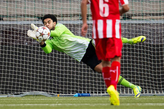Malmö FFs målvakt Sixten Mohlin räddar en straff