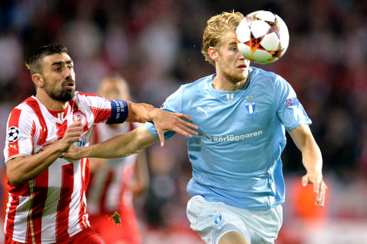 Malmö FFs Filip Helander jagas av Olympiacos Giannis