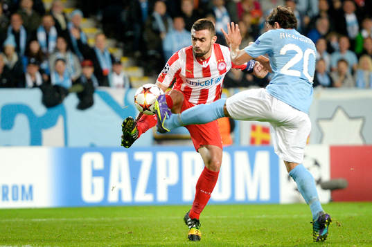 Olympiacos Giannis Maniatis och Malmö FFs Ricardo Ferreira