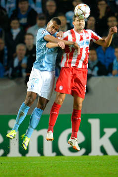 Malmö FFs Isaac Kiese Thelin i nickduell med Olympiacos