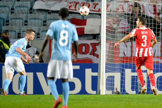 Malmö FFs Markus Rosenberg nickar men Olympiacos målvakt
