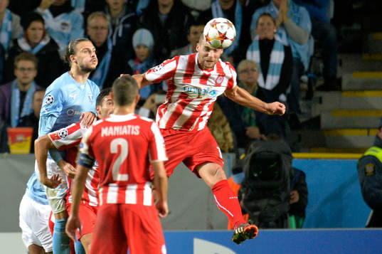 Olympiacos Pajtim Kasami nickar undan framför Malmö FFs