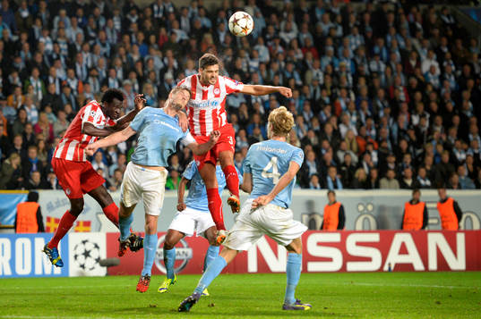 Malmö FFs Markus Rosenberg i nickduell med Olympiacos