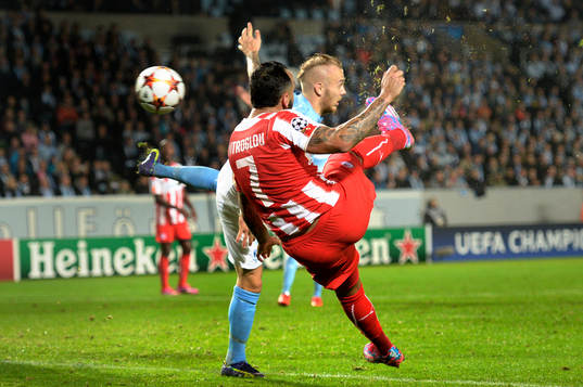Olympiacos Kostas Mitroglou skjuter mot Malmö FFs Magnus