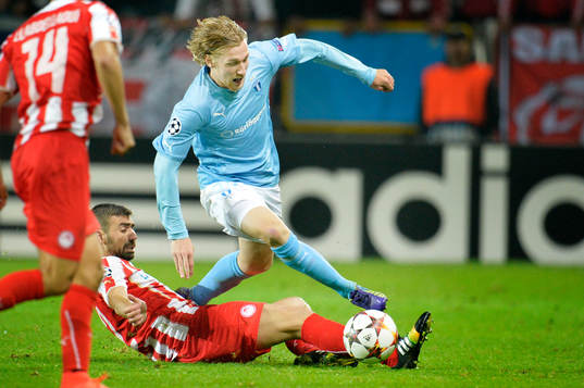 Malmö FFs Emil Forsberg tar sig förbi Olympiacos Giannis