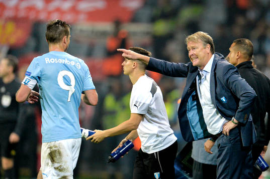 Malmö FFs tränare Åge Hareide instruerar Markus Rosenberg