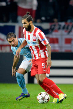 Malmö FFs Ricardo Ferreira Da Silva bevakar Olympiacos