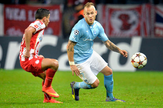 Malmö FFs Magnus Eriksson jagas av Olympiacos Omar