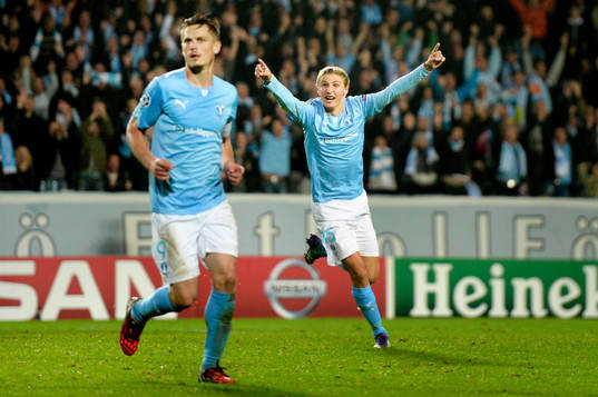 Malmö FFs Pawel Cibicki jublar bakom Markus Rosenberg som