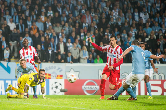 Malmö FFs Markus Rosenberg (th) gör 2-0 bakom Olympiacos
