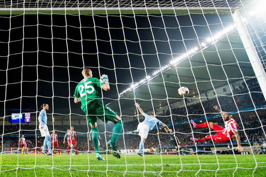 Olympiacos Kostas Mitroglou gör 0-1 bakom Malmö FFs