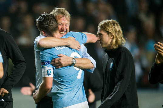 Malmö FFs tränare Åge Hareide kramar om Markus Rosenberg