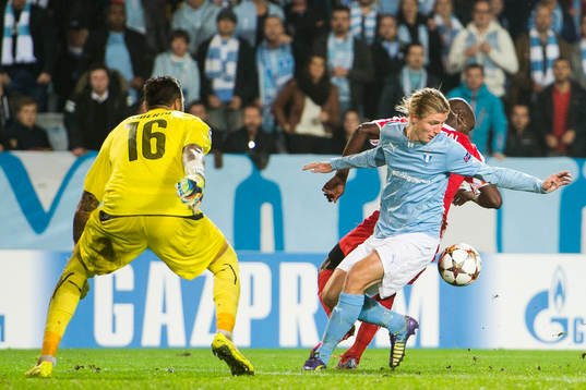 Malmö FFs Pawel Cibicki oroar framför Olympiacos målvakt