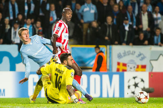 Malmö FFs Pawel Cibicki spelar bort Olympiacos målvakt