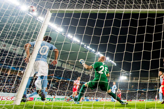 Malmö FFs målvakt Robin Olsen ser bollen gå precis