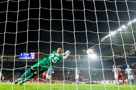Malmö FFs målvakt Robin Olsen gör en räddning