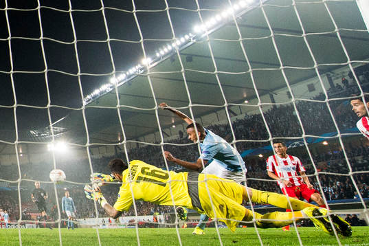 Malmö FFs Isaac Kiese Thelin med en farlig målchans mot