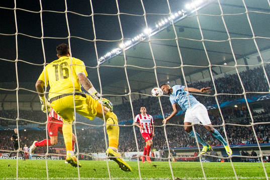 Malmö FFs Isaac Kiese Thelin med en farlig målchans mot