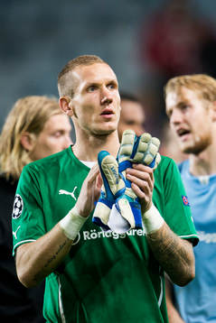 Malmö FFs målvakt Robin Olsen tackar publiken