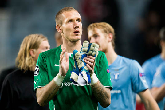 Malmö FFs målvakt Robin Olsen tackar publiken