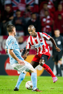 Malmö FFs Markus Rosenberg och Olympiacos Eric Abidal