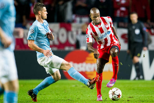 Malmö FFs Markus Rosenberg och Olympiacos Eric Abidal