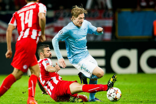 Malmö FFs Emil Forsberg tar sig förbi Olympiacos Giannis