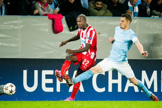 Olympiacos Eric Abidal och Malmö FFs Markus Rosenberg