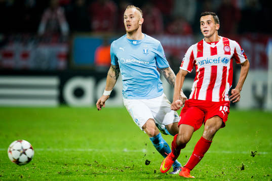 Malmö FFs Magnus Eriksson och Olympiacos Omar Elabdellaoui