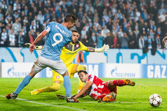 Malmö FFs Markus Rosenberg oroar framför Olympiacos