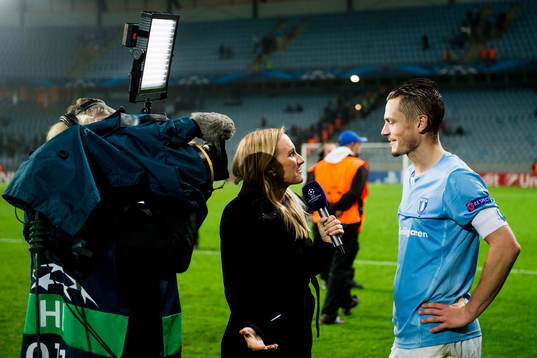 Viasats Frida Nordstrand intervjuar Malmö FFs Markus