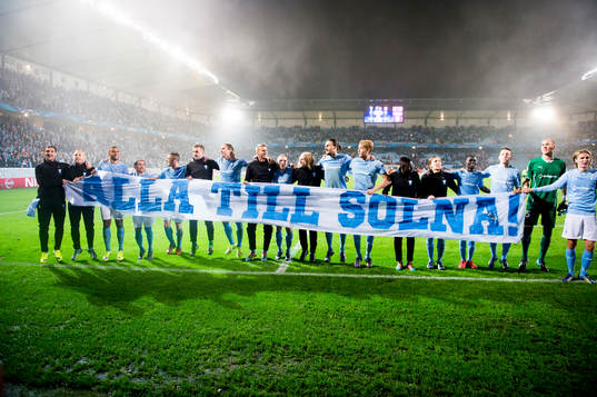 Malmö FFs spelare jublar framför publiken med en