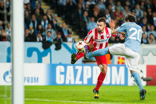 Olympiacos Giannis Maniatis och Malmö FFs Ricardo Ferreira