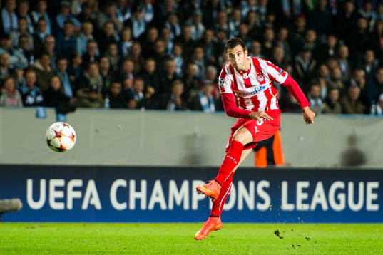 Olympiacos Luka Milivojevi testar skott