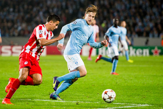 Olympiacos Omar Elabdellaoui och Malmö FFs Emil Forsberg