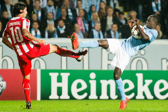 Olympiacos Alejandro Dominguez och Malmö FFs Enock Kofi Adu