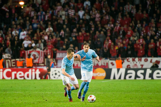 Malmö FFs Markus Rosenberg trycker undan Ricardo Ferreira