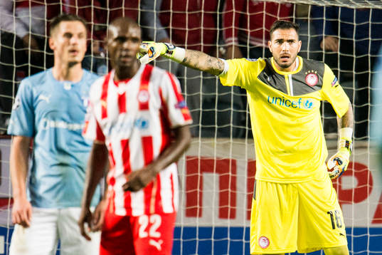 Olympiacos målvakt Roberto och i förgrunden Olympiacos