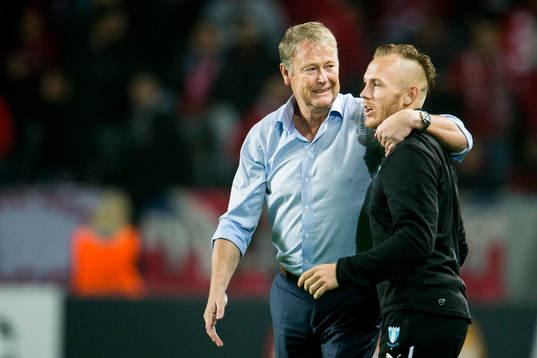 Malmö FFs tränare Åge Hareide kramar om Magnus Eriksson