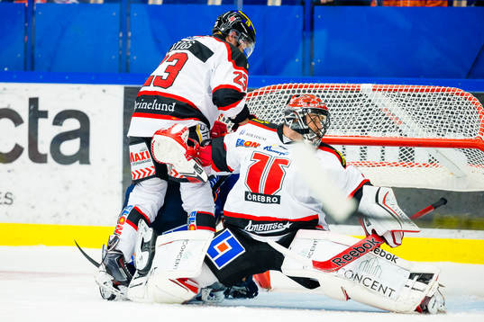 Örebros Tomas Skogs välter målburen. Med på bild