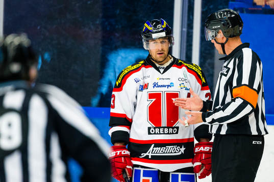 Örebros Tomas Skogs pratar med Domare Morgan Johansson