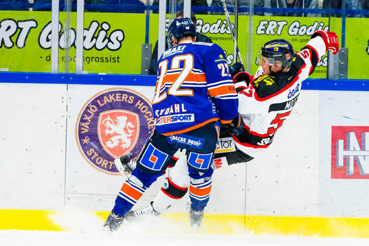 Växjös Gustav Rydahl tacklar Örebros Johan Motin