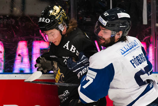 s Marcus Jonsson får en tryckare av Karlskogas Linus