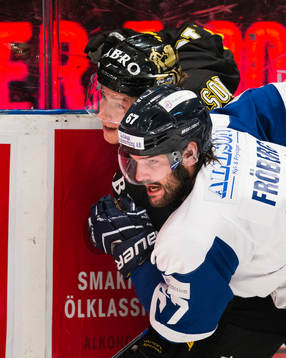 s Marcus Jonsson får en tryckare av Karlskogas Linus