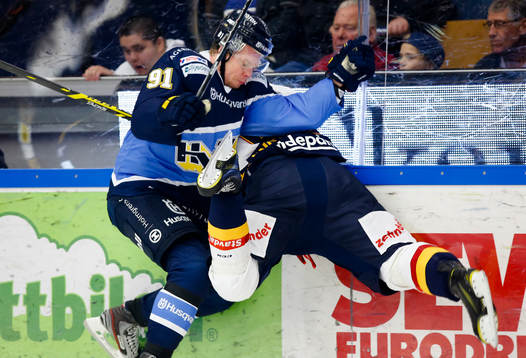 s Andreas Jämtin tacklar