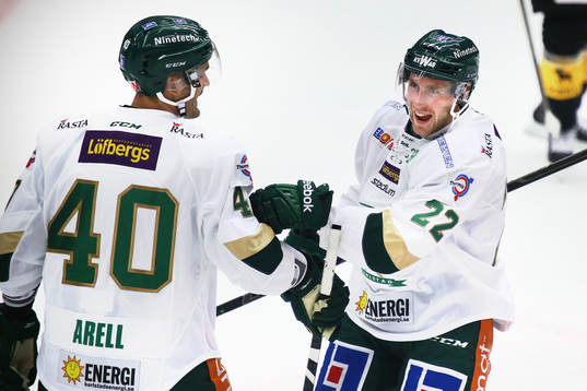 Färjestads Per Öslund och Niklas Arell jublar