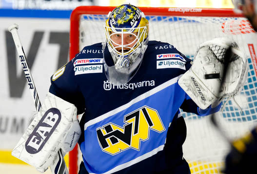 s målvakt Erik Ersberg plockar pucken